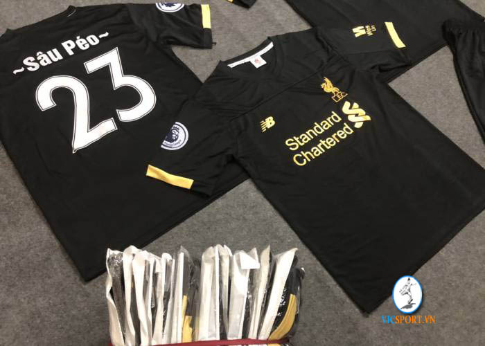 ÁO LIVERPOOL ĐEN 2019 IN CHO KHÁCH - Hình ảnh 4