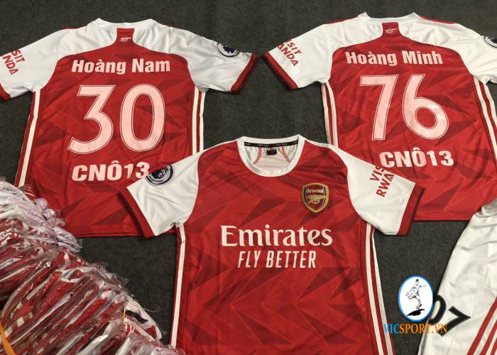 LỚP CNÔ13 TRONG MÀU ÁO ARSENAL ĐỎ