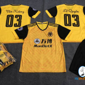 ÁO WOLVES HAMPTON VÀNG IN CHO KHÁCH
