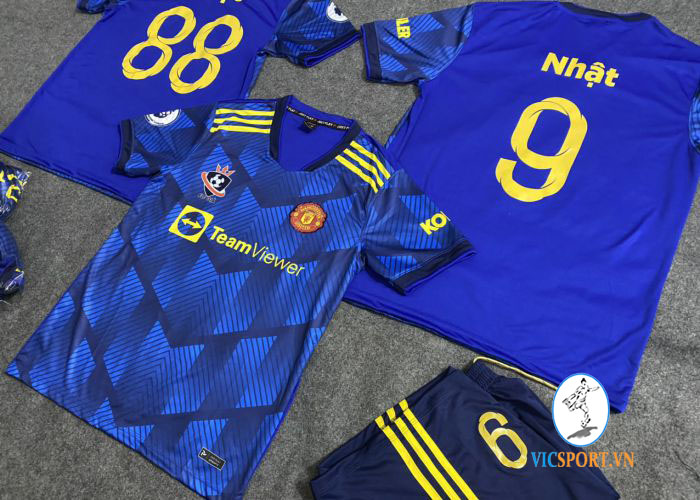 FC GIÀ TRONG MÀU ÁO MU XANH - Hình ảnh 2