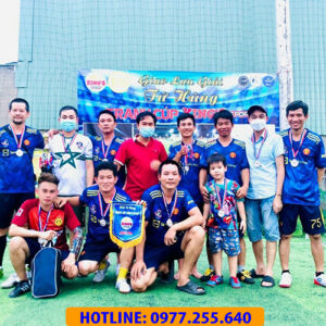 FC GIÀ TRONG MÀU ÁO MU XANH