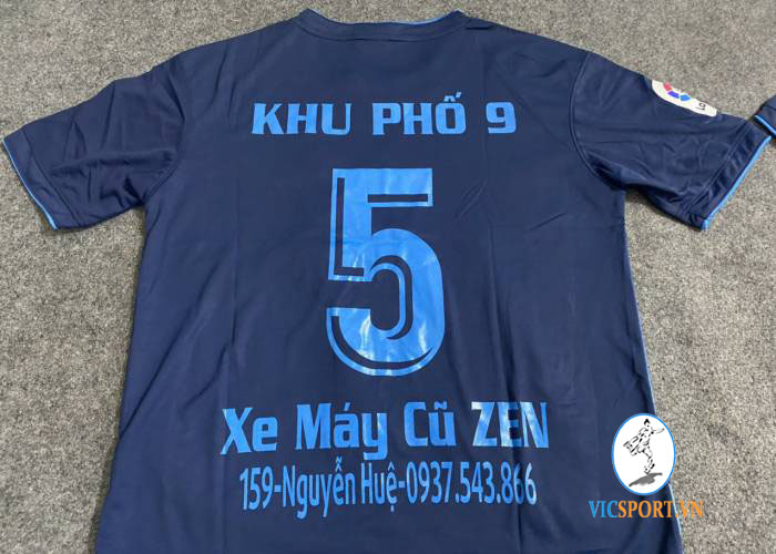 ÁO BARCELONA XANH ĐEN IN CHO KHÁCH - Hình ảnh 2
