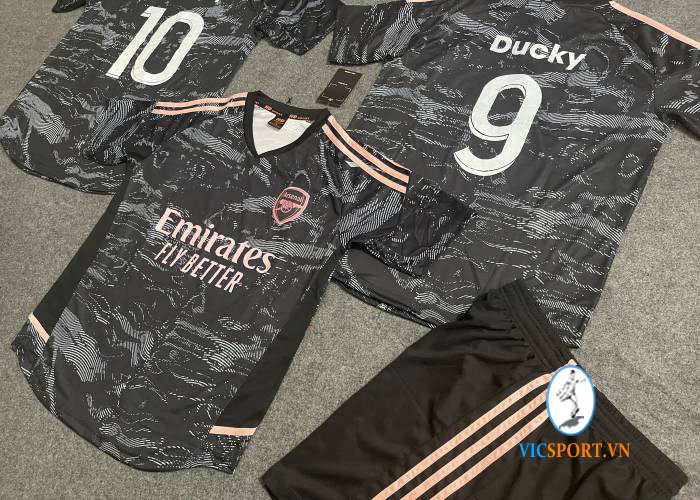 ÁO ARSENAL ĐEN HỒNG IN CHO KHÁCH - Hình ảnh 4